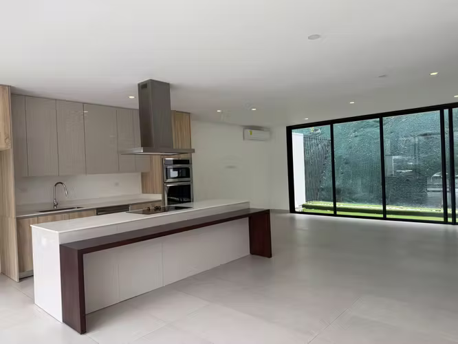 Exclusiva residencia con vista privilegiada en Pozos, Santa Ana