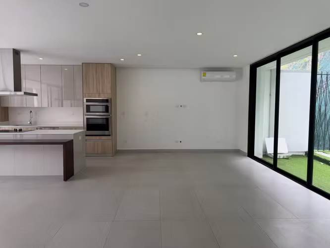 Exclusiva residencia con vista privilegiada en Pozos, Santa Ana