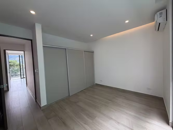 Exclusiva residencia con vista privilegiada en Pozos, Santa Ana