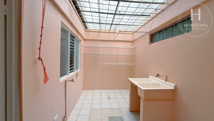 Se Alquila Apartamento en Primer Nivel 2 Habitaciones y Oficina en NJA1417JB