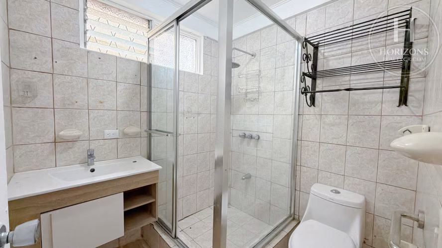 Se Alquila Apartamento en Primer Nivel 2 Habitaciones y Oficina en NJA1417JB