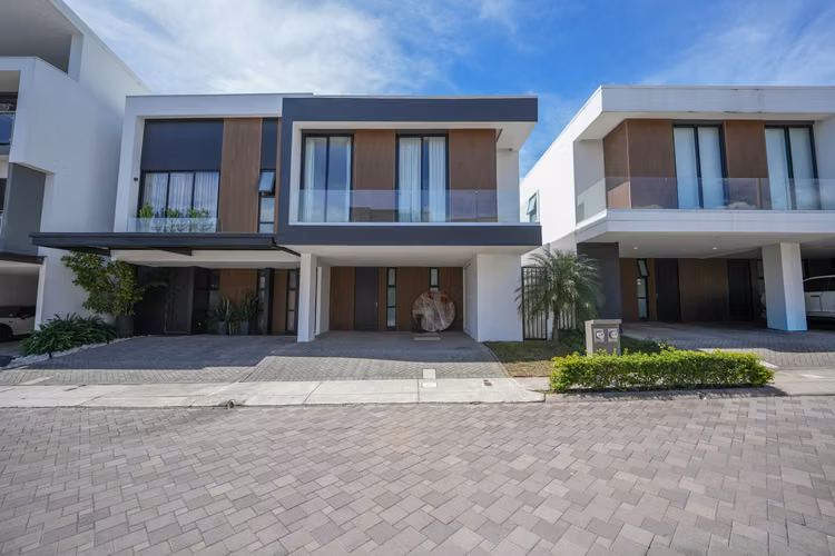 Santa Ana Boulevard | 220 m² | 3 habitaciones | Jardín y terraza - Imagen 2