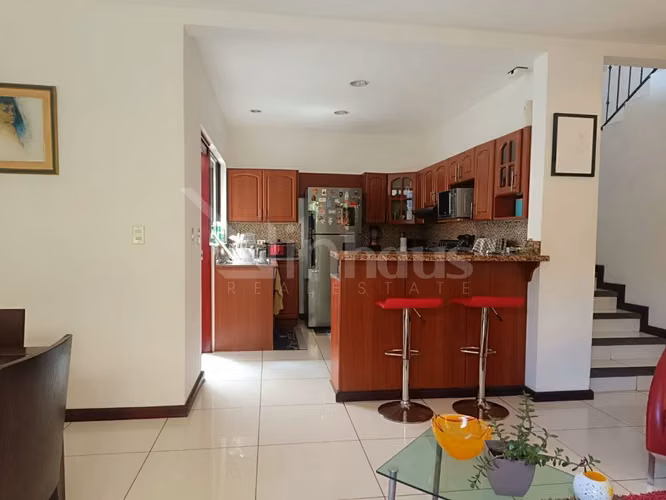 Venta de casa con habitación en primera planta en Brasil de Santa Ana