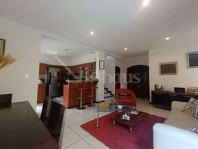 Venta de casa con habitación en primera planta en Brasil de Santa Ana