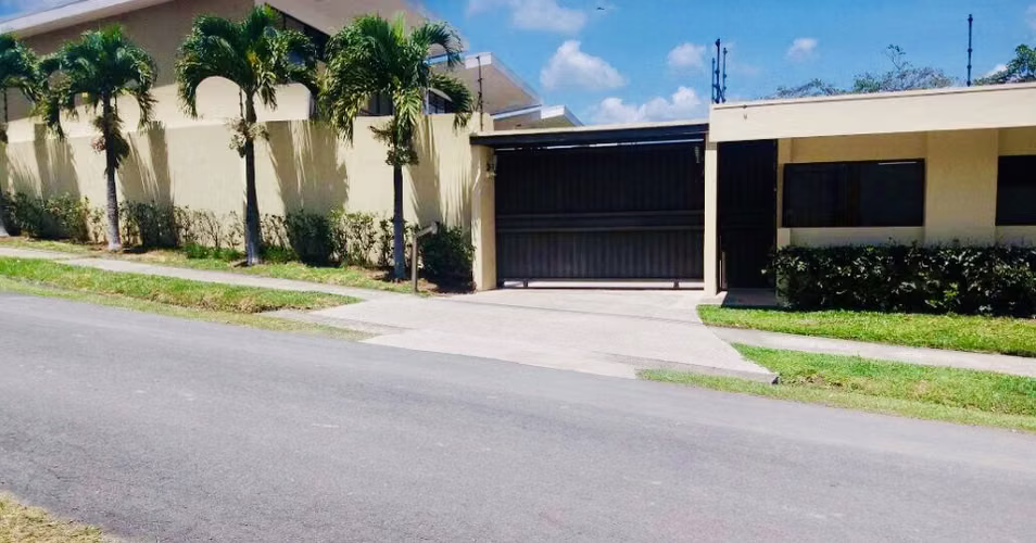 Apartamento totalmente amueblado en condominio Guachipelín de Escazú.