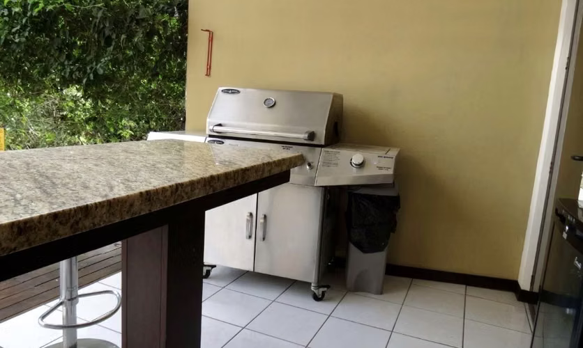 Apartamento totalmente amueblado en condominio Guachipelín de Escazú.
