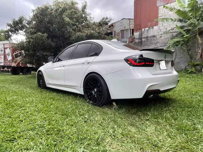 BMW 320i F30 2014 | CarPlay + Android Auto + Cámara de Reversa + Sport+ Programado | Rines 19” Staggered