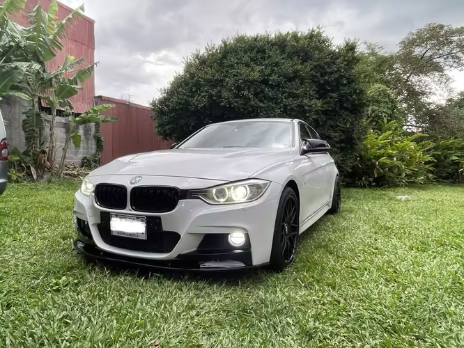 BMW 320i F30 2014 | CarPlay + Android Auto + Cámara de Reversa + Sport+ Programado | Rines 19” Staggered
