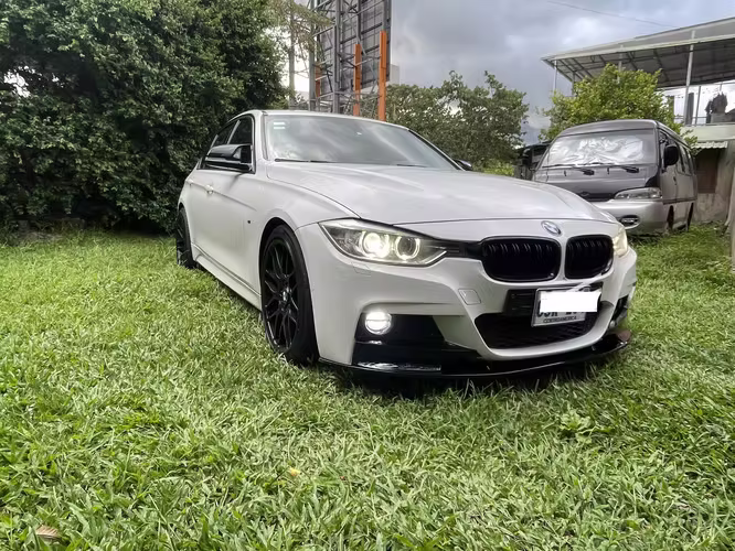 BMW 320i F30 2014 | CarPlay + Android Auto + Cámara de Reversa + Sport+ Programado | Rines 19” Staggered