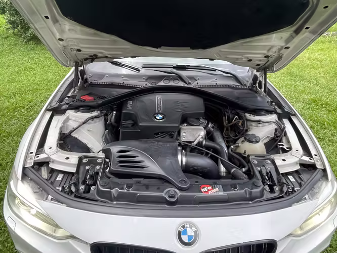 BMW 320i F30 2014 | CarPlay + Android Auto + Cámara de Reversa + Sport+ Programado | Rines 19” Staggered