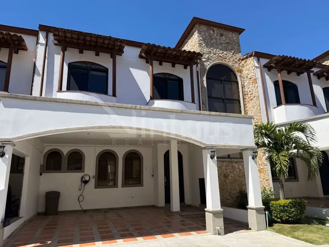 Rental house with white line in condo in Pozos, Santa Ana