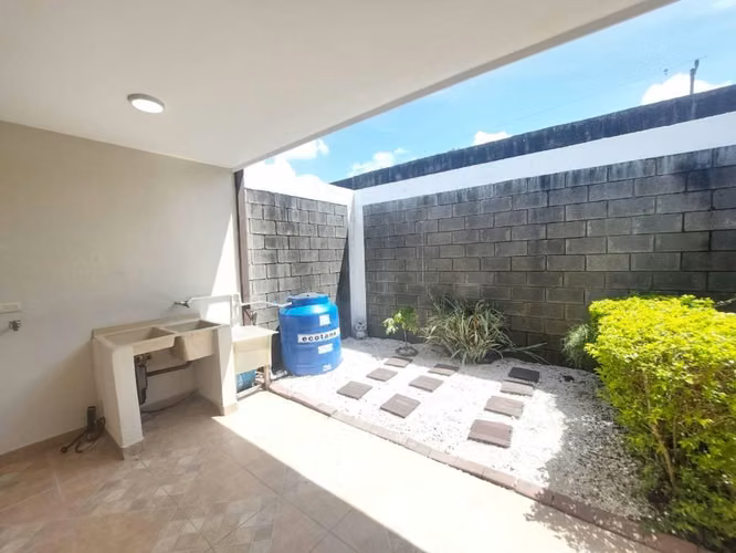ALQUILER DE CASA INDEPENDIENTE UBICADA EN CONDOMINIO EL CORIS (CARTAGO)