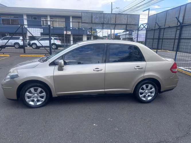 Venta de Vehículo Nissan TIIDA 2011