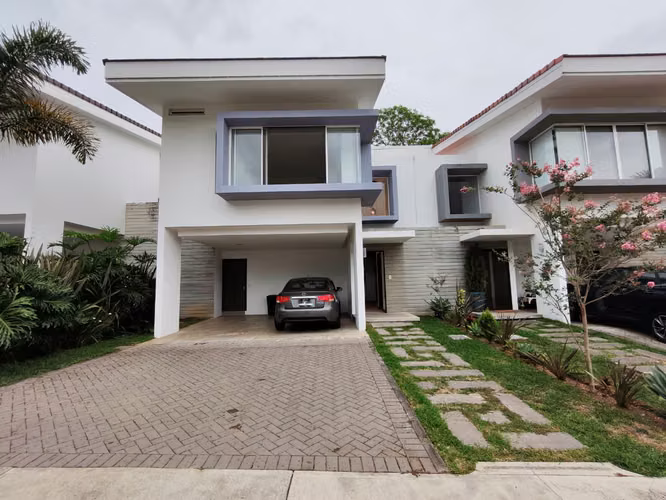 Beautiful house for sale in Bello Horizonte de Escazú. Few branches.