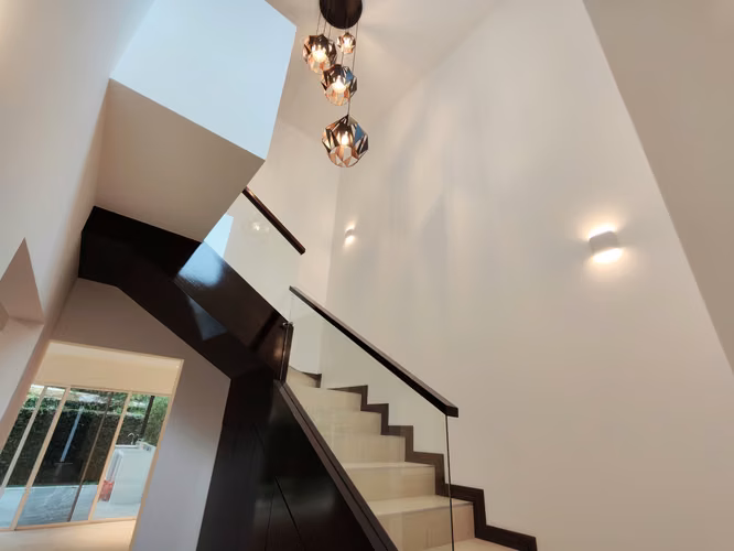 Se vende hermosa casa en Bello Horizonte de Escazú. Pocas filiales.
