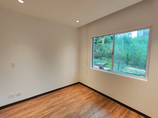 Se vende hermosa casa en Bello Horizonte de Escazú. Pocas filiales.