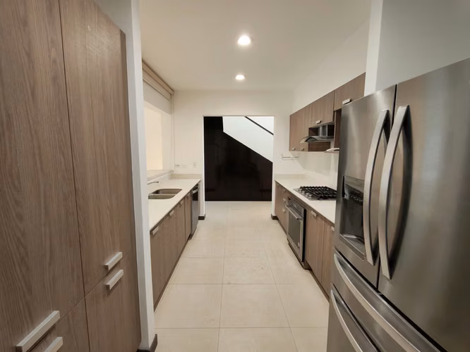Se vende hermosa casa en Bello Horizonte de Escazú. Pocas filiales.