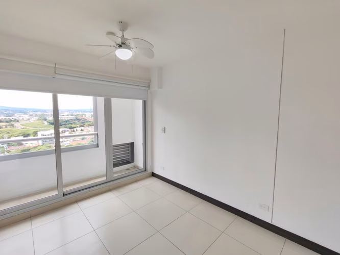 Se vende hermoso apartamento esquinero en Nunciatura. Piso alto.