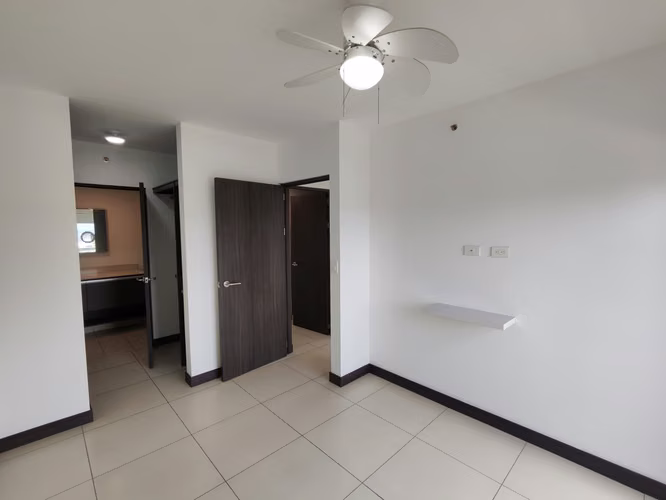 Se vende hermoso apartamento esquinero en Nunciatura. Piso alto.