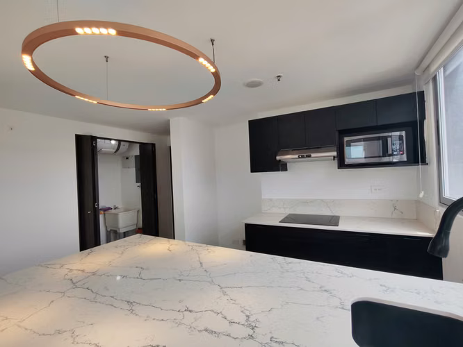 Se vende hermoso apartamento esquinero en Nunciatura. Piso alto.