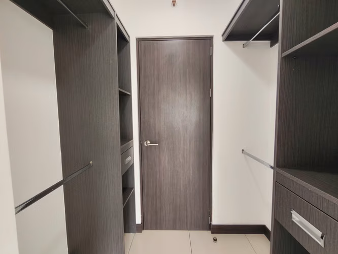 Se vende hermoso apartamento esquinero en Nunciatura. Piso alto.
