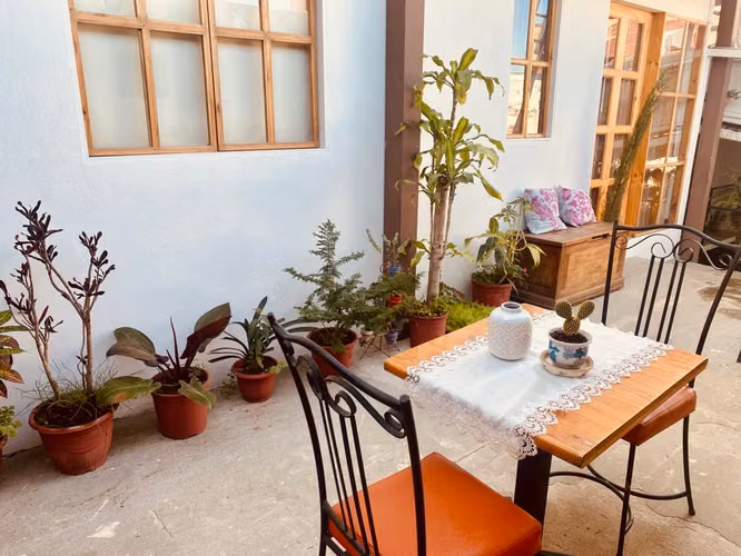 ALQUILER DE HABITACIÓN AMUEBLADA EN ESCAZÚ/NO COCHERA/NO MASCOTAS/INCLUYE SERVICIOS