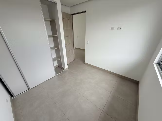 Se alquila casa nueva en condominio Santo Domingo 116, con patio.