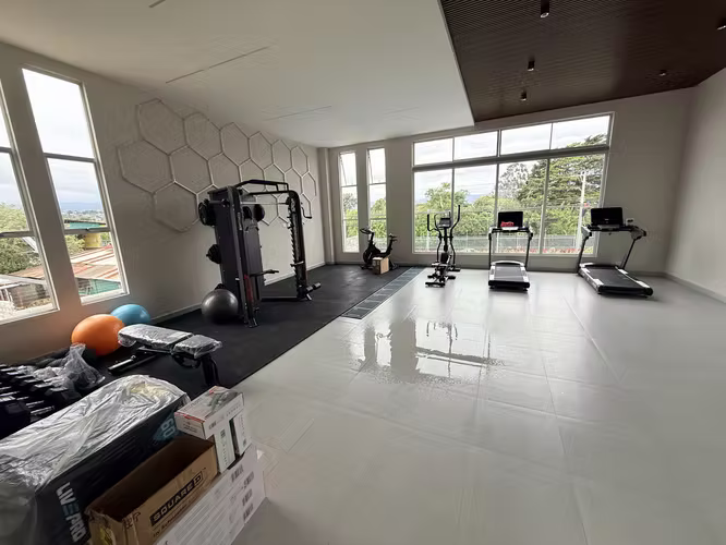 Se alquila casa nueva en condominio Santo Domingo 116, con patio.