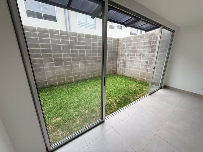 Se alquila casa nueva en condominio Santo Domingo 116, con patio.