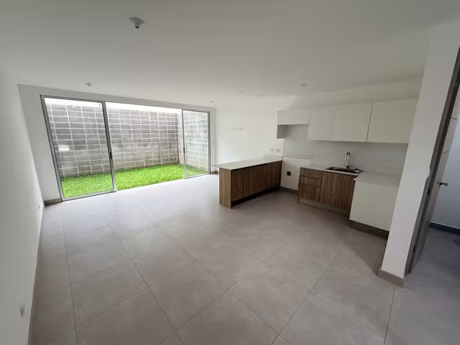 Se alquila casa nueva en condominio Santo Domingo 116, con patio.