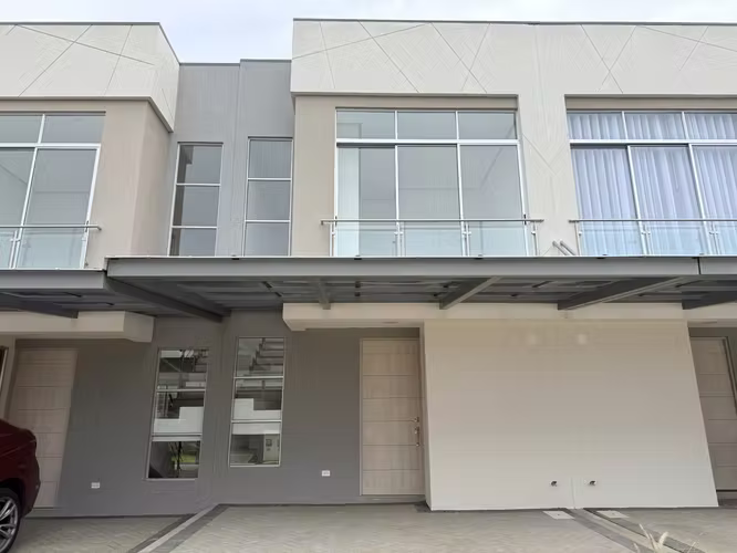 Se alquila casa nueva en condominio Santo Domingo 116, con patio.