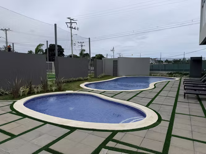 Se alquila casa nueva en condominio Santo Domingo 116, con patio.