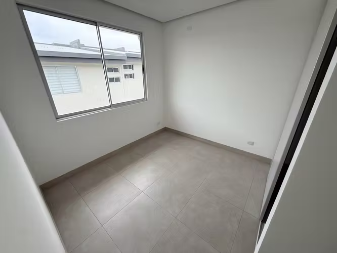 Se alquila casa nueva en condominio Santo Domingo 116, con patio.