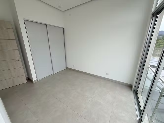 Se alquila casa nueva en condominio Santo Domingo 116, con patio.