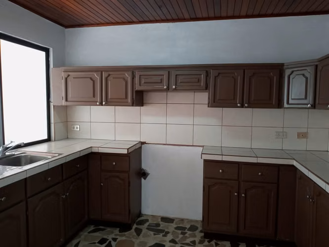  Alquiler de amplia casa en La Pacífica, San Francisco de Dos Ríos