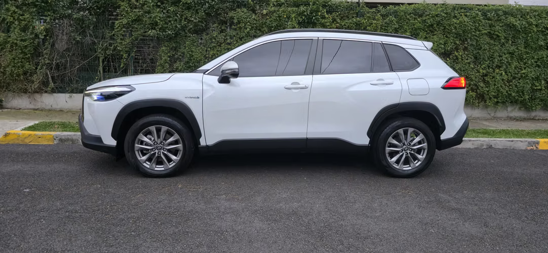 Toyota Corolla Cross Híbrido 2023 | 17.500 km | Sunroof + cuero