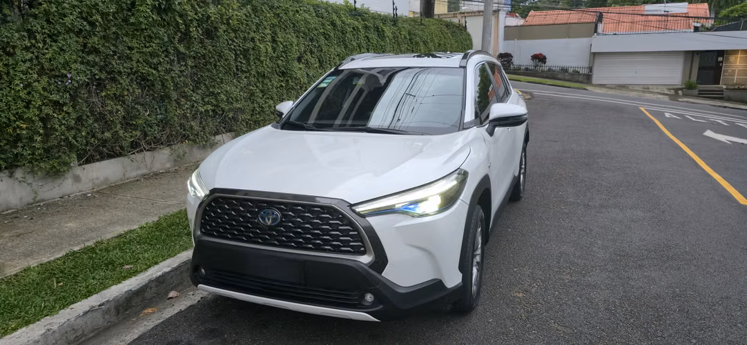 Toyota Corolla Cross Híbrido 2023 | 17.500 km | Sunroof + cuero