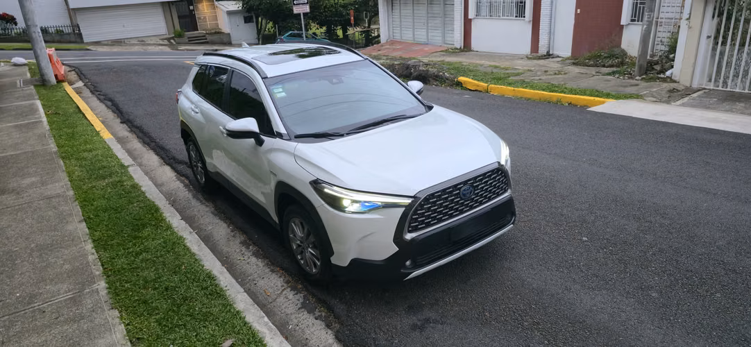 Toyota Corolla Cross Híbrido 2023 | 17.500 km | Sunroof + cuero