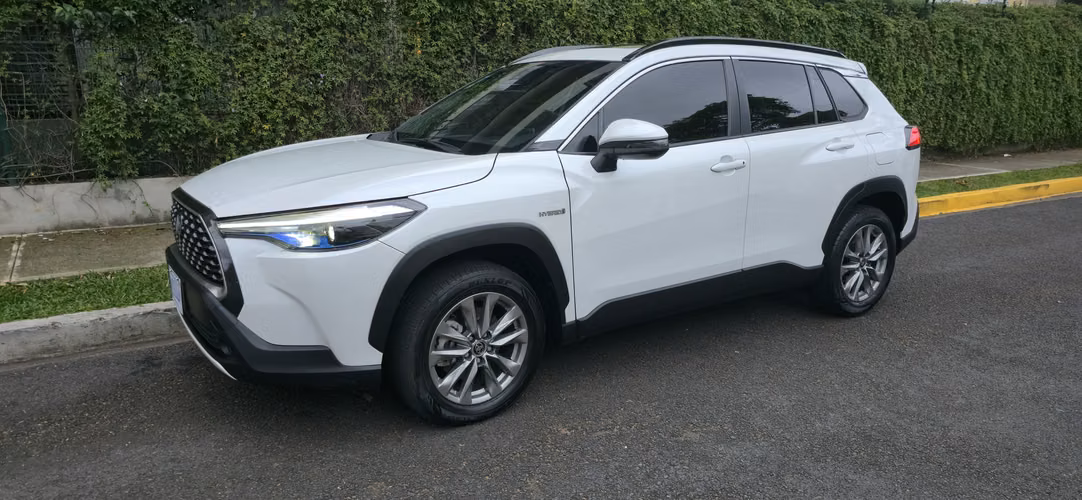 Toyota Corolla Cross Híbrido 2023 | 17.500 km | Sunroof + cuero