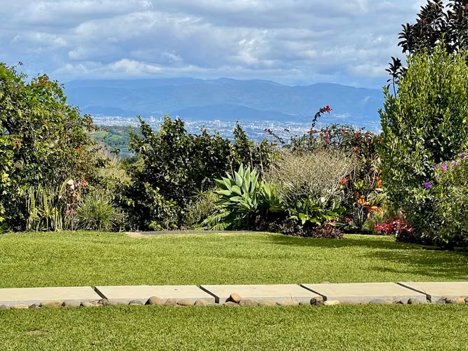SE VENDE CASA en Santa Barbara de Heredia SPM