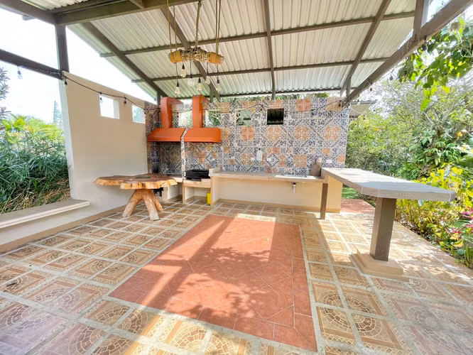 SE VENDE CASA en Santa Barbara de Heredia SPM
