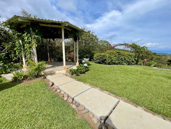 SE VENDE CASA en Santa Barbara de Heredia SPM