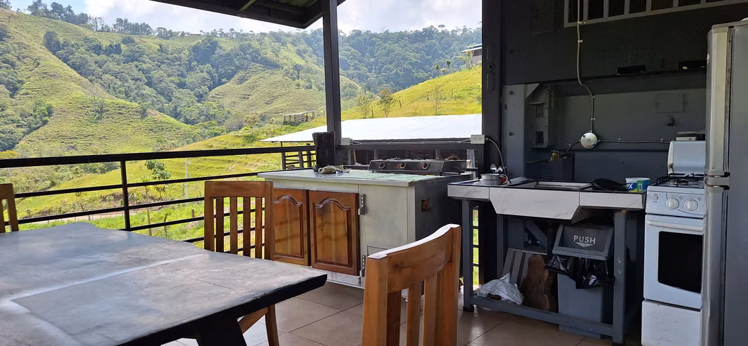 Venta de Finca con lago, corral, invernadero y casa container