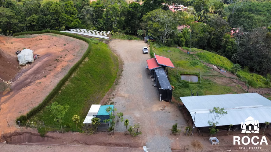 Venta de Finca con lago, corral, invernadero y casa container