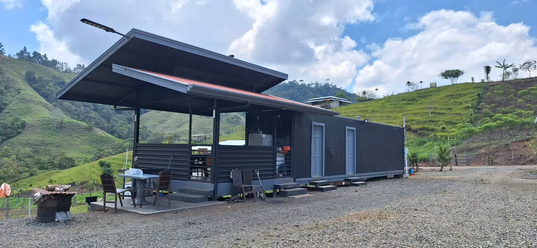 Venta de Finca con lago, corral, invernadero y casa container