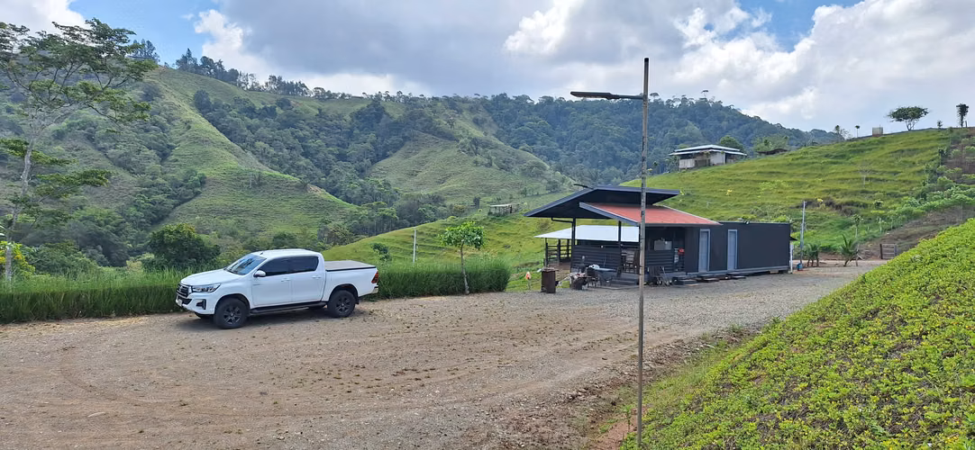 Venta de Finca con lago, corral, invernadero y casa container
