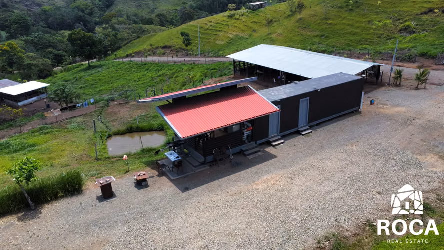 Venta de Finca con lago, corral, invernadero y casa container