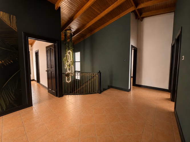  Alquiler de casa para oficinas en Sabana Oeste –  8 aposentos
