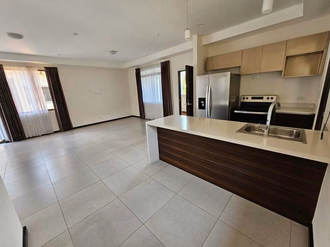 Santa Ana - Alquiler de Amplio Apartamento - Imagen 2