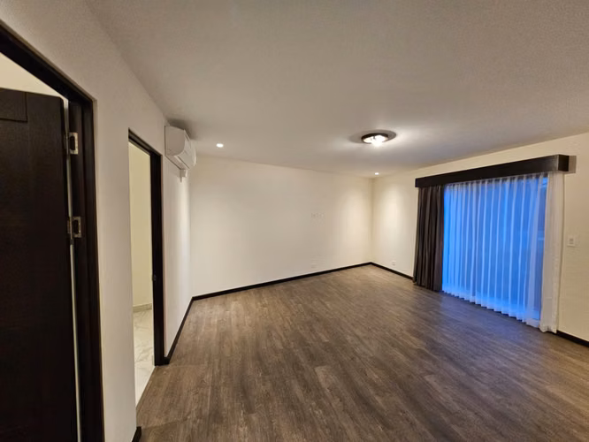 Santa Ana - Alquiler de Amplio Apartamento - Imagen 4